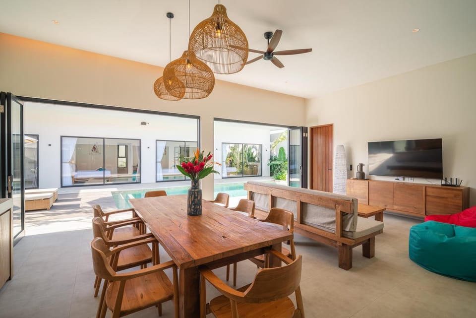 Communal lounge/ TV room, TV and multimedia, Living room, Seating area, Dining area