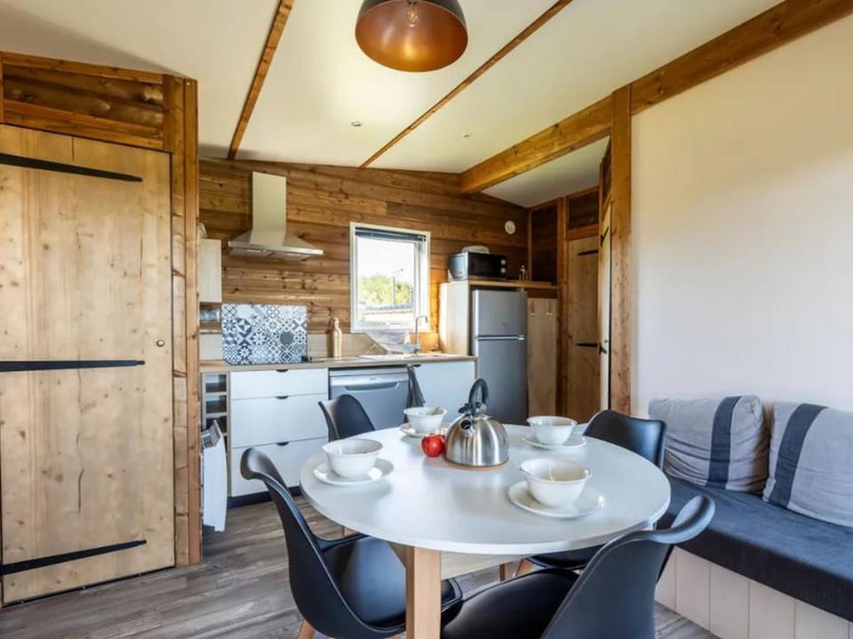 Chalet climatisé, animaux admis - 6 pers. - API-1-52-2274 Campground/ 
RV Resort in Centre-Val de Loire