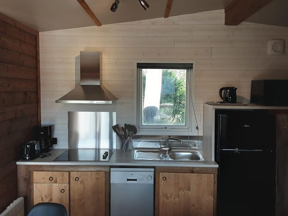 Chalet climatisé, animaux admis - 6 pers. - API-1-52-2274 Campground/ 
RV Resort in Centre-Val de Loire