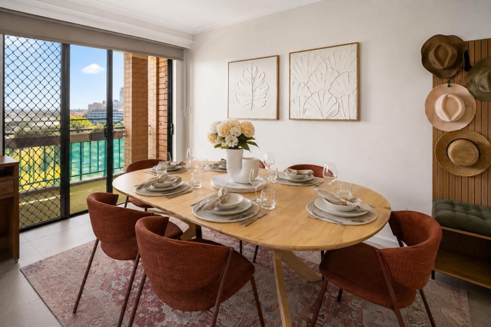 Stylish Surry Hills CBD 3BR 100m2 - City and Park Views, Pool, Sauna, Gym, 2 Secure Free Parking Spaces Apartment in Surry Hills