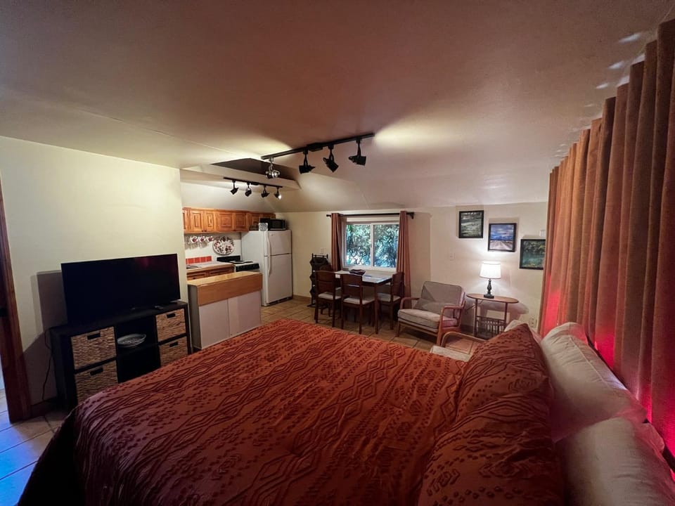 2034 Gillespie - Quiet studio Apartment in Santa Barbara
