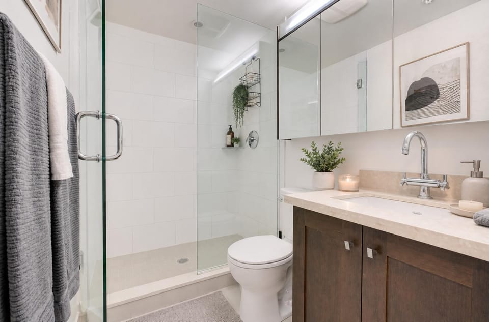 Bright 2BR Condo Near Seawall and SkyTrain Apartment in Vancouver