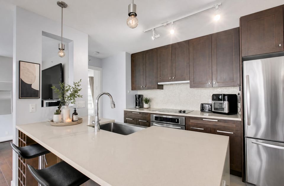 Bright 2BR Condo Near Seawall and SkyTrain Apartment in Vancouver