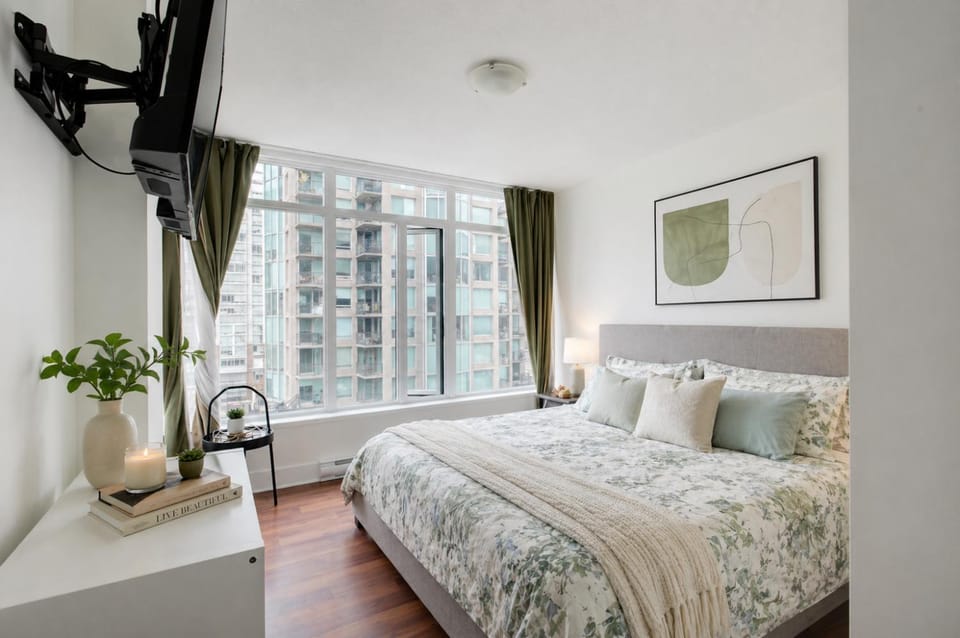 Bright 2BR Condo Near Seawall and SkyTrain Apartment in Vancouver
