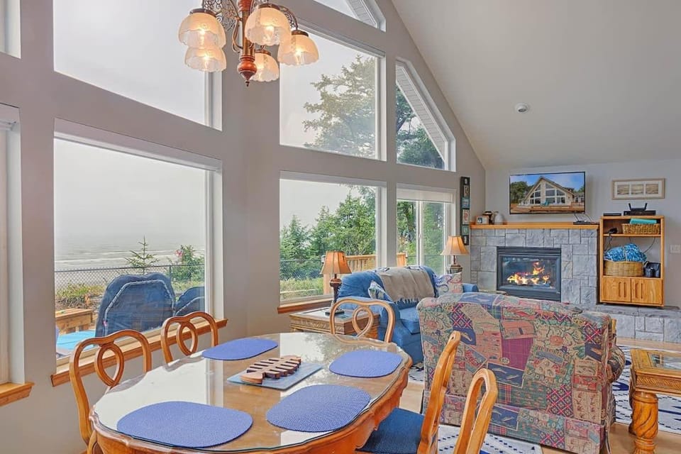 Beachfront Moclips Retreat Hot Tub and Fire Pit House in Moclips