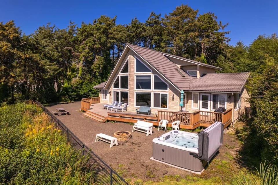 Beachfront Moclips Retreat Hot Tub and Fire Pit House in Moclips