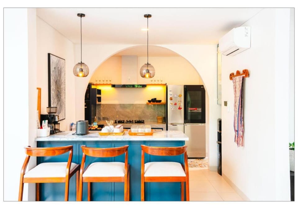 Kitchen or kitchenette, Lounge or bar, Dining area, minibar, kitchen