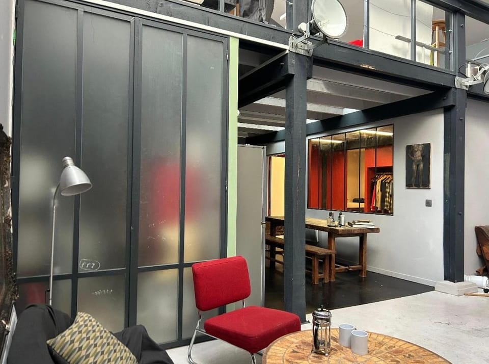 Funky artists studio in Paris Apartment in Pantin