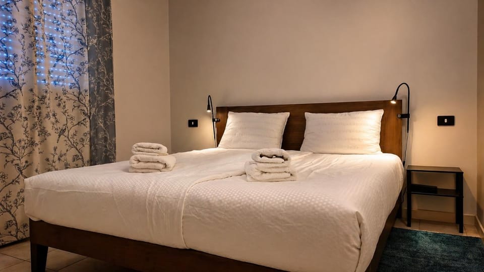 Budget Stay + Free Parking + City Noise Apartment in Como