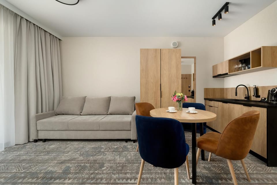 Kitchen or kitchenette, Living room, Seating area, Dining area