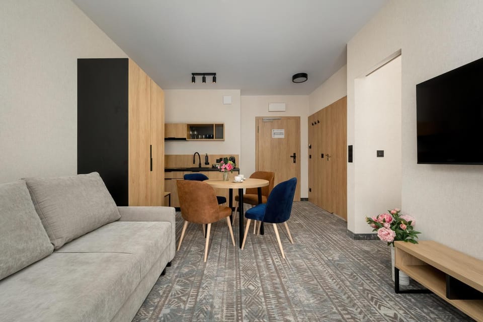 TV and multimedia, Kitchen or kitchenette, Living room, Seating area