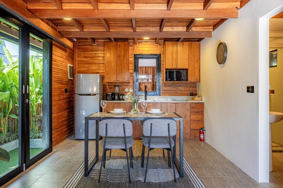 Kitchen or kitchenette, Dining area, stove