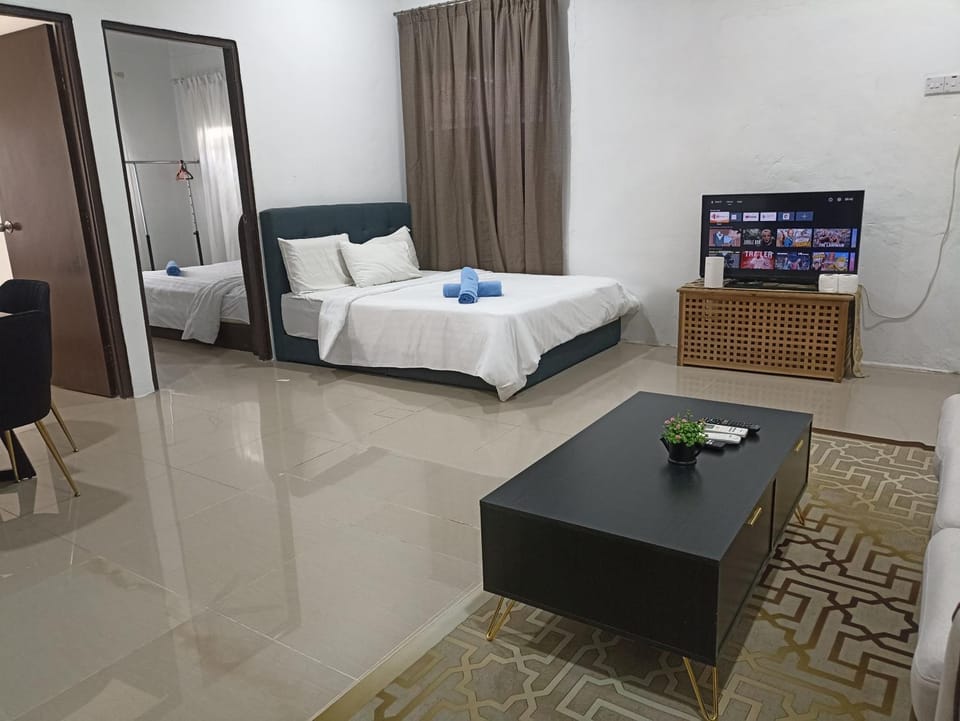 Bed, TV and multimedia, Bedroom, towels