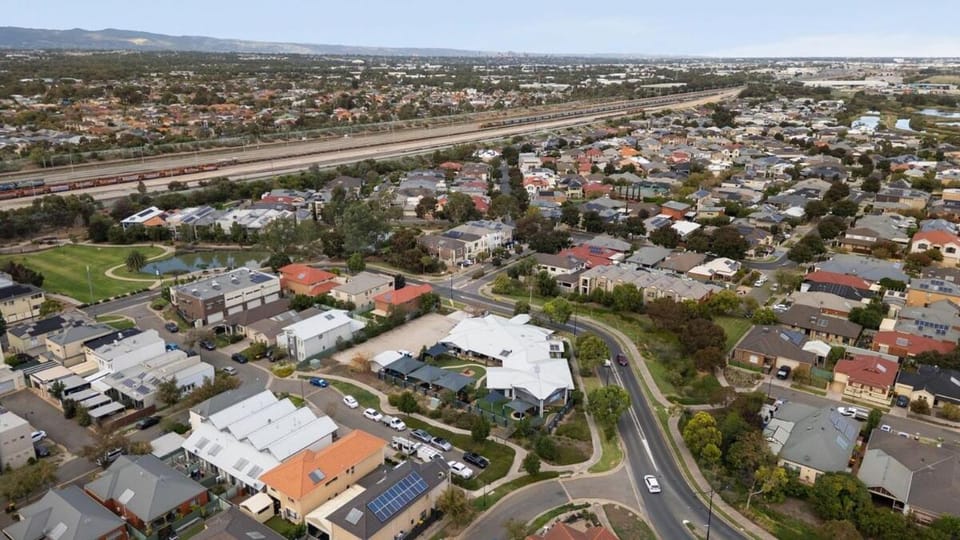 Spacious 3 Bedroom Family Home near Lake & UniSA House in Adelaide