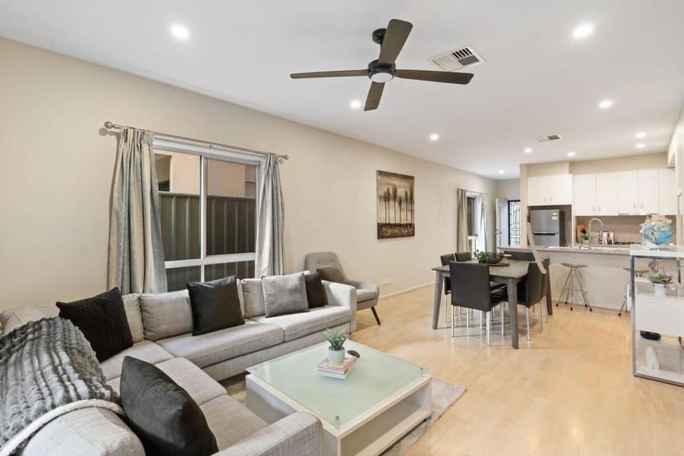 Spacious 3 Bedroom Family Home near Lake & UniSA House in Adelaide