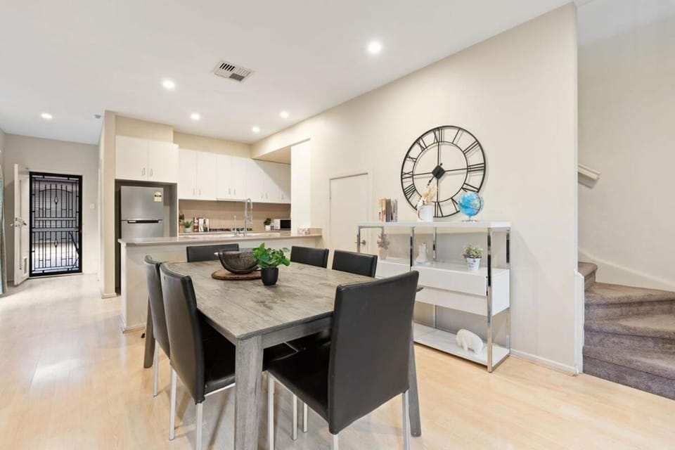 Spacious 3 Bedroom Family Home near Lake & UniSA House in Adelaide