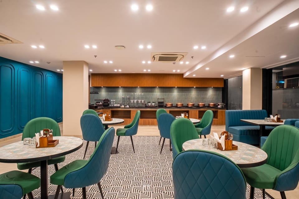 Restaurant/places to eat, Banquet/Function facilities, Food