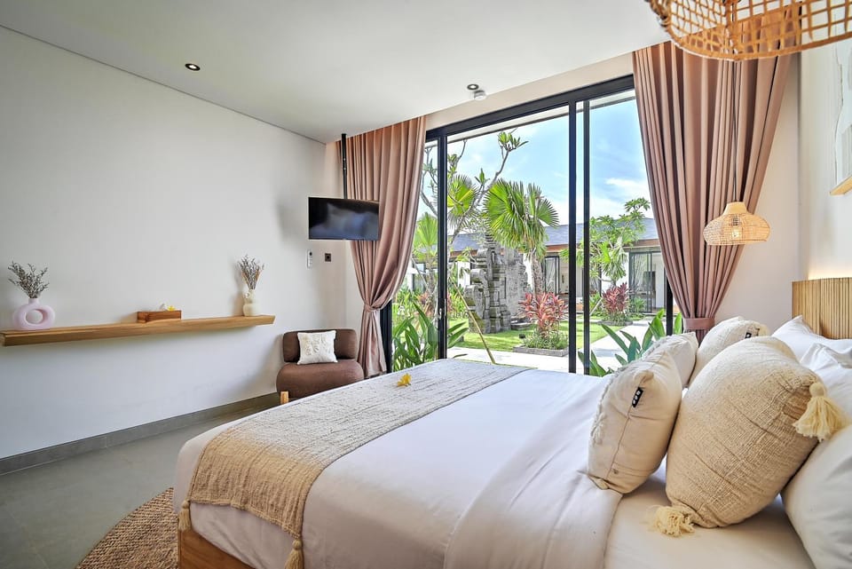 Bed, TV and multimedia, View (from property/room), Bedroom