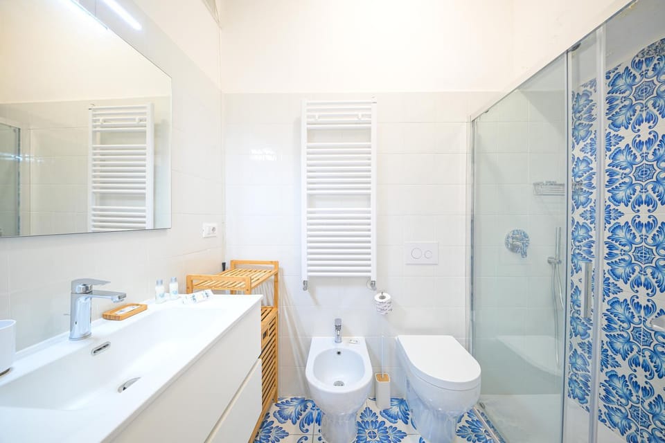 Shower, Toilet, Bathroom, Bath, bidet, towels