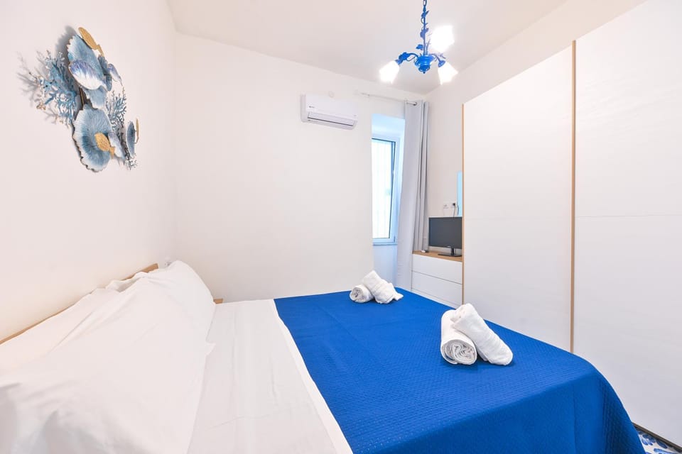Bed, TV and multimedia, Decorative detail, Bedroom, locker