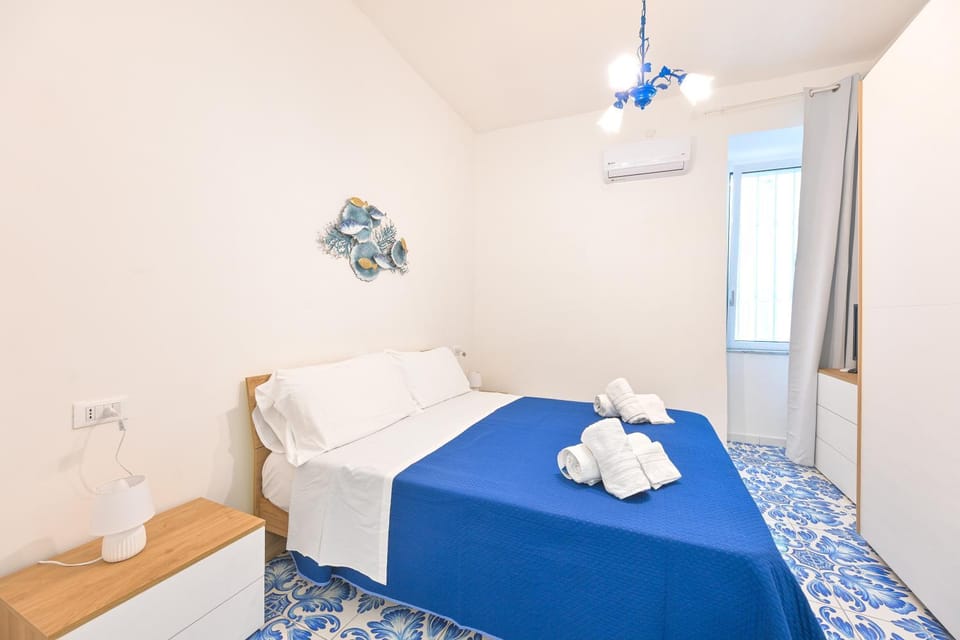 Bed, Decorative detail, Bedroom, locker