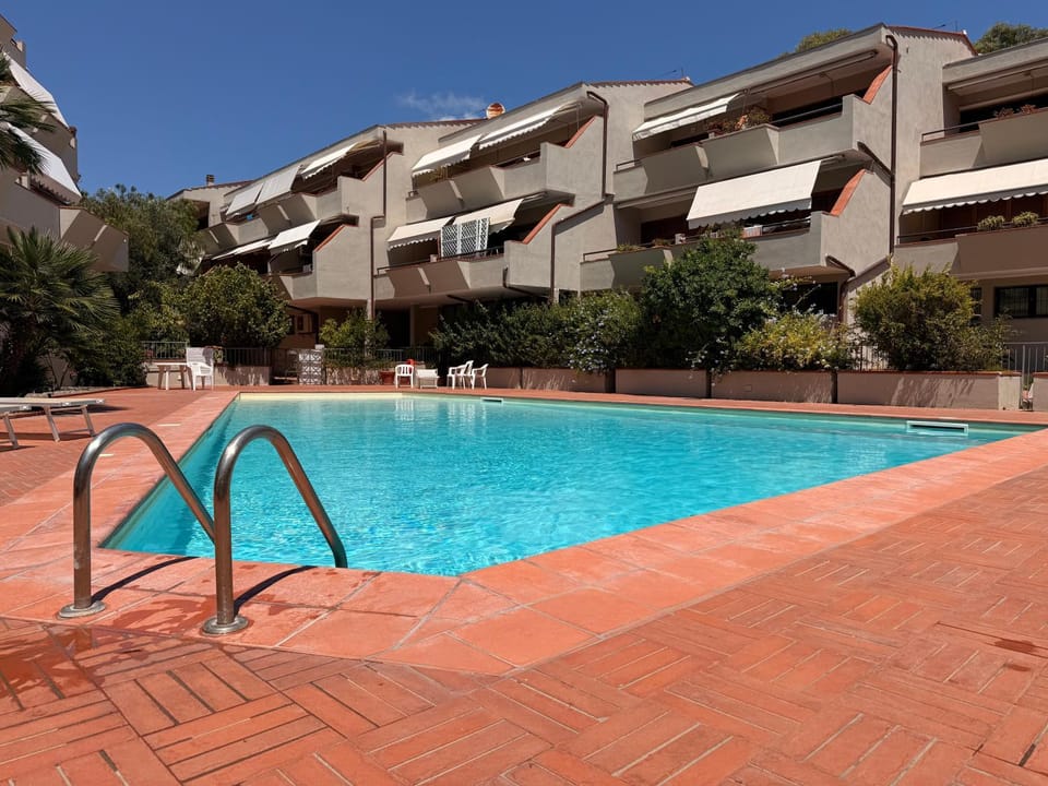 Property building, Day, Pool view, Swimming pool, sunbed