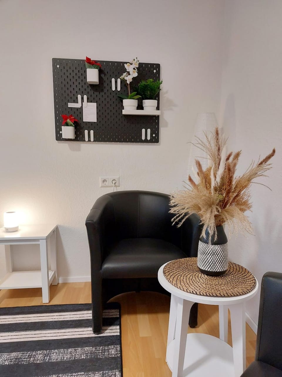 Photo of the whole room, Seating area
