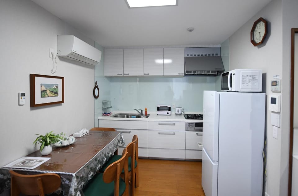 Kitchen or kitchenette, Dining area, stove, toaster