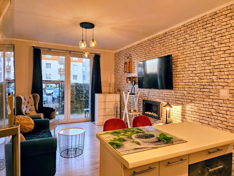 TV and multimedia, Kitchen or kitchenette, Living room, Seating area, Dining area, Evening entertainment, Garden view