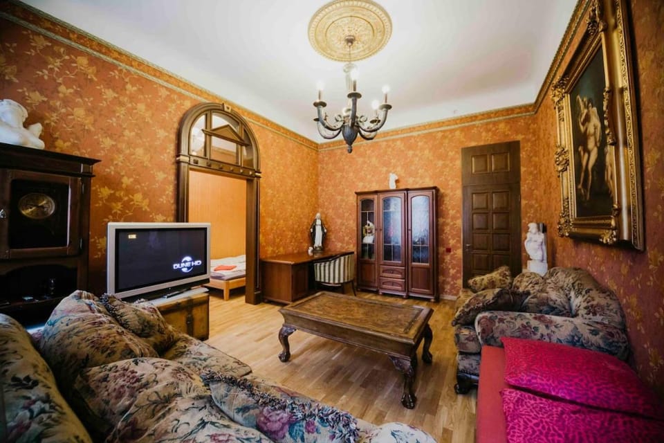 Bed, Living room