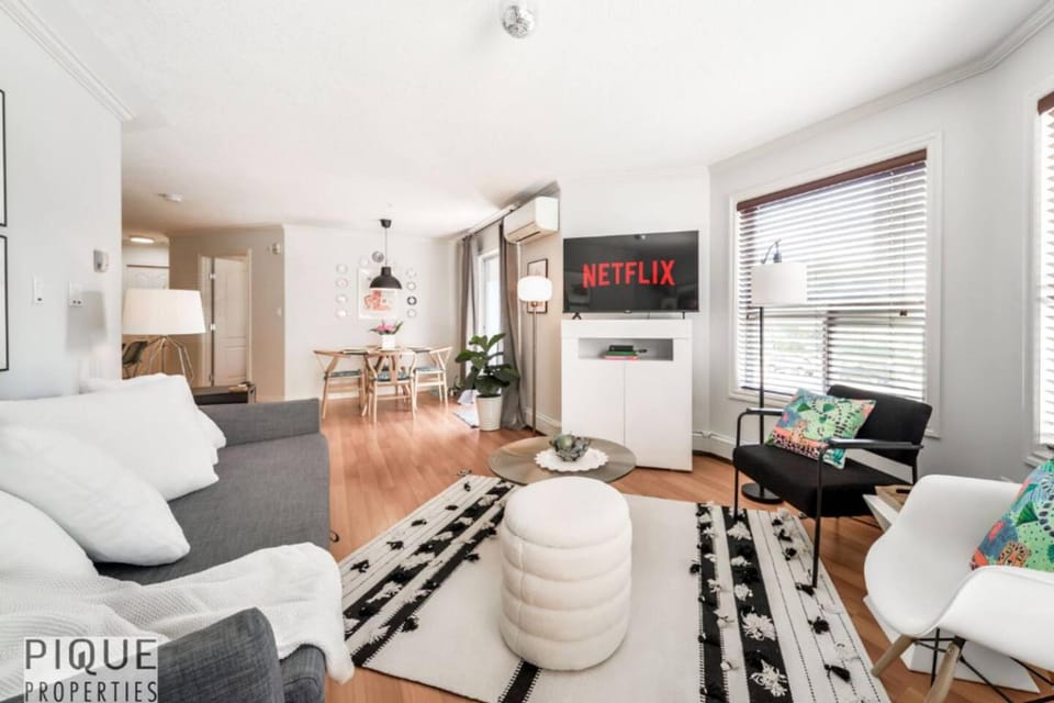 Luxury Duo Suites - King Bed - AC - Patio - UGPark Apartment in Edmonton