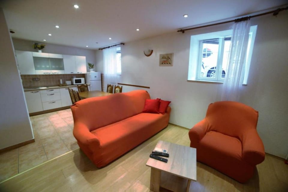 Kitchen or kitchenette, Living room, Seating area, Dining area, oven