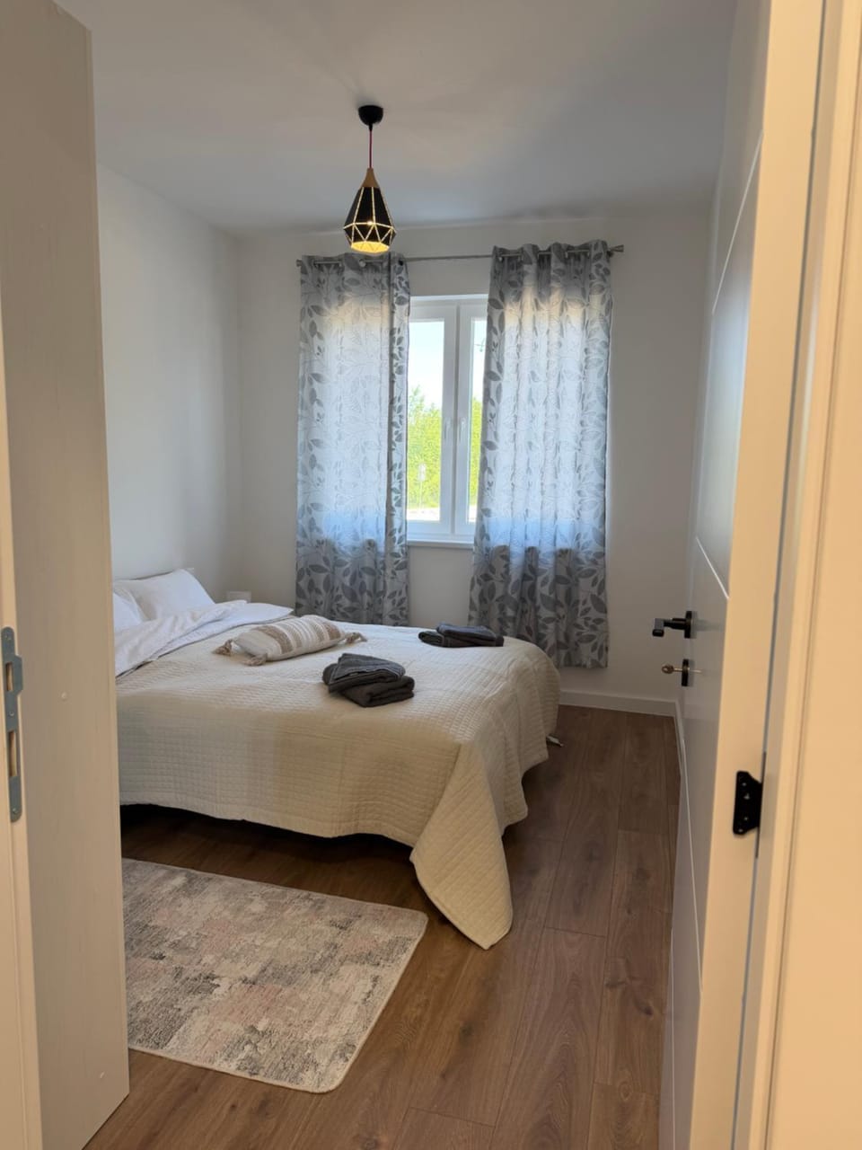 Bed, Bedroom, towels