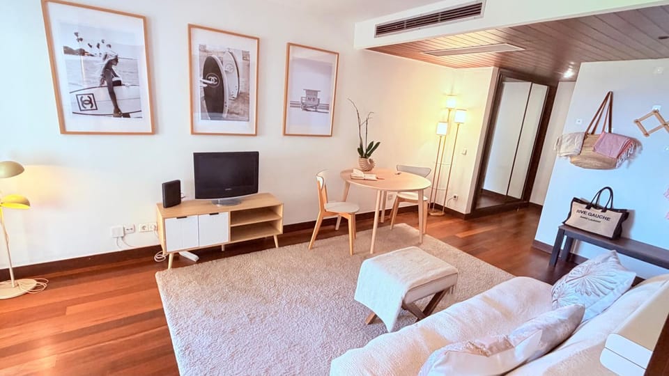 Living room, Dining area, Diving
