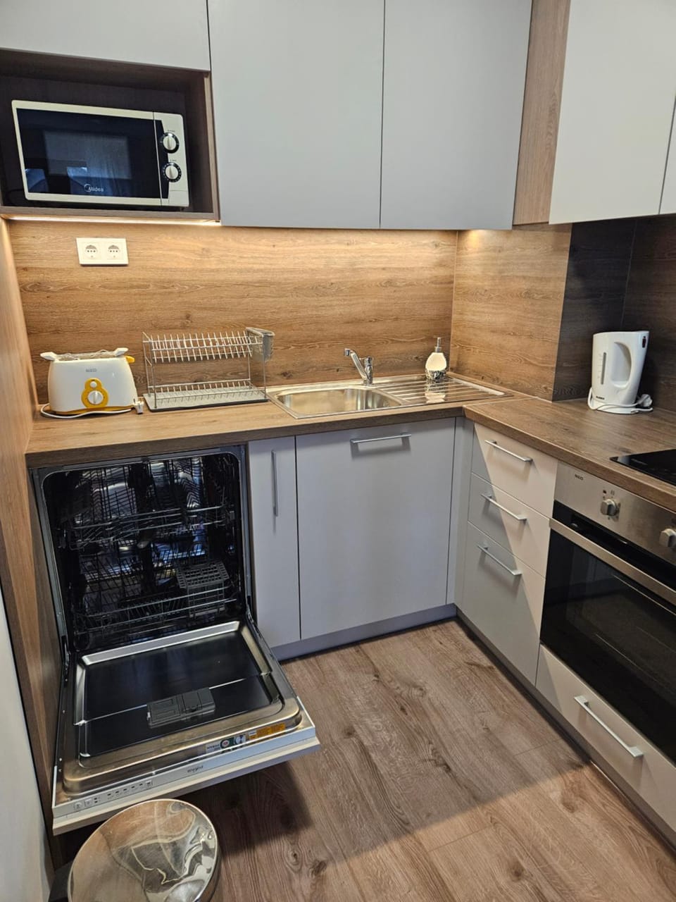 Coffee/tea facilities, Kitchen or kitchenette, dishwasher, oven, stove, toaster