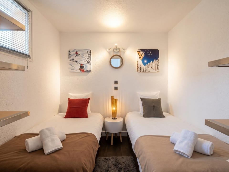 Bed, Photo of the whole room, towels
