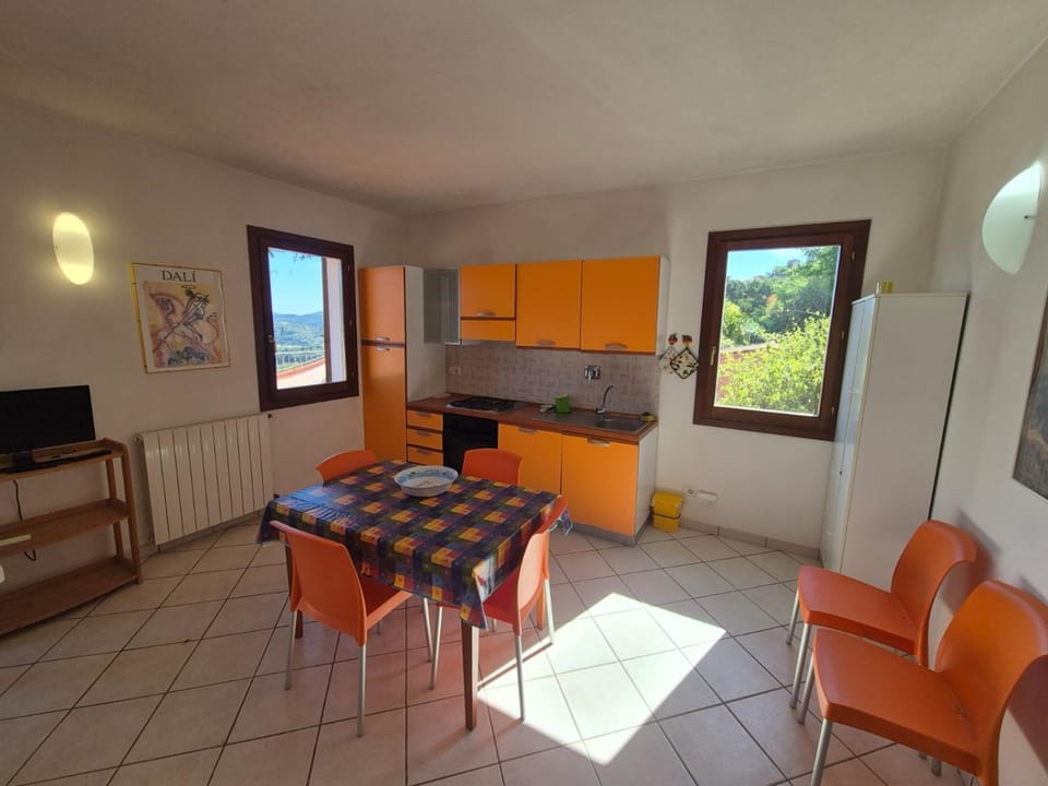 Kitchen or kitchenette, Seating area