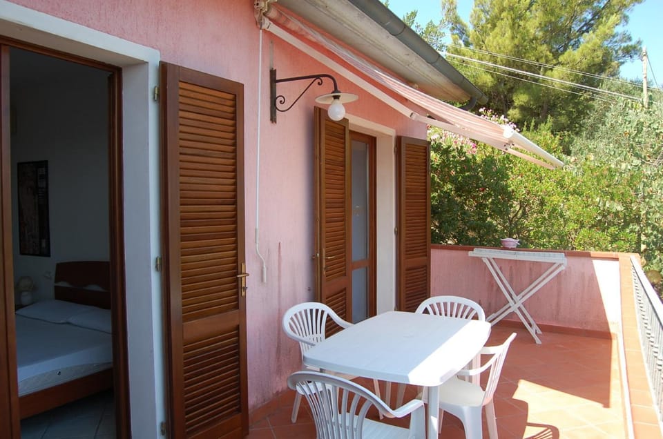 Property building, Patio, Balcony/Terrace, Dining area