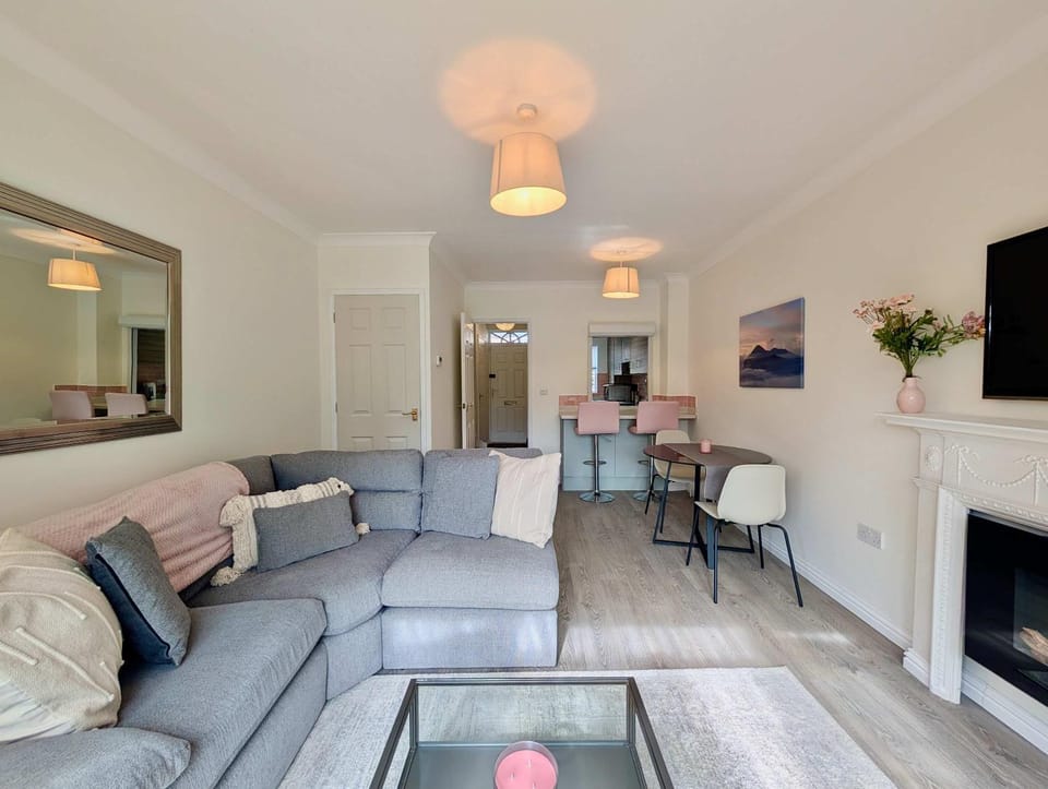 TV and multimedia, Living room, Seating area, Dining area