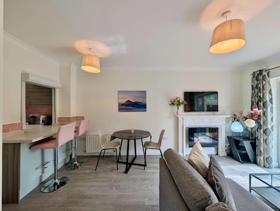 TV and multimedia, Living room, Seating area, Dining area