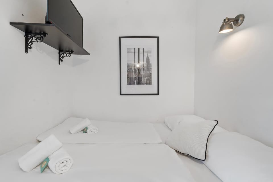 Bed, TV and multimedia, Bedroom
