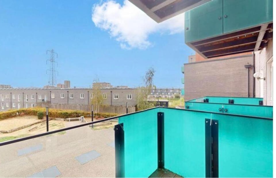 Stylish 2BR Flat with Balcony and Parking London Apartment in Barking