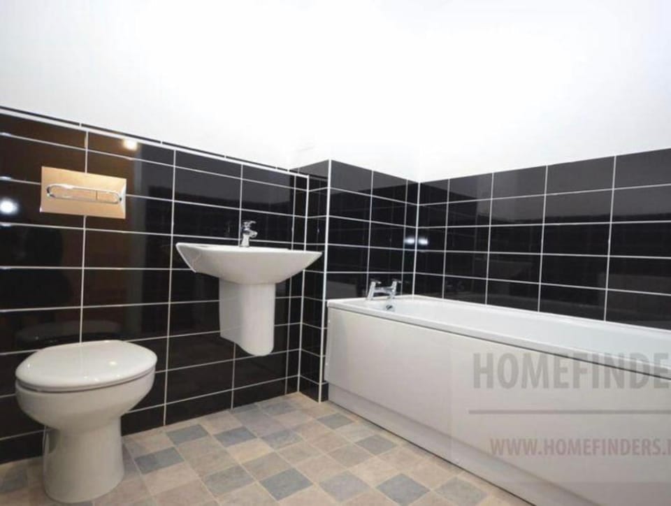 Stylish 2BR Flat with Balcony and Parking London Apartment in Barking