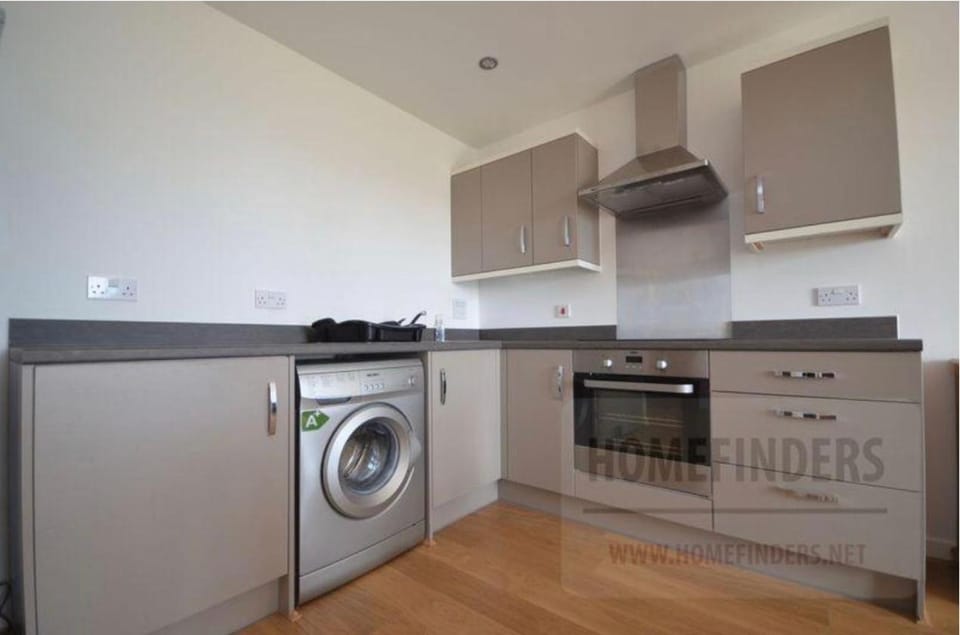 Stylish 2BR Flat with Balcony and Parking London Apartment in Barking