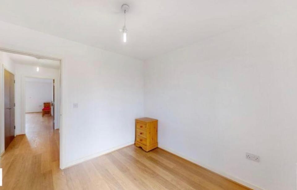 Stylish 2BR Flat with Balcony and Parking London Apartment in Barking