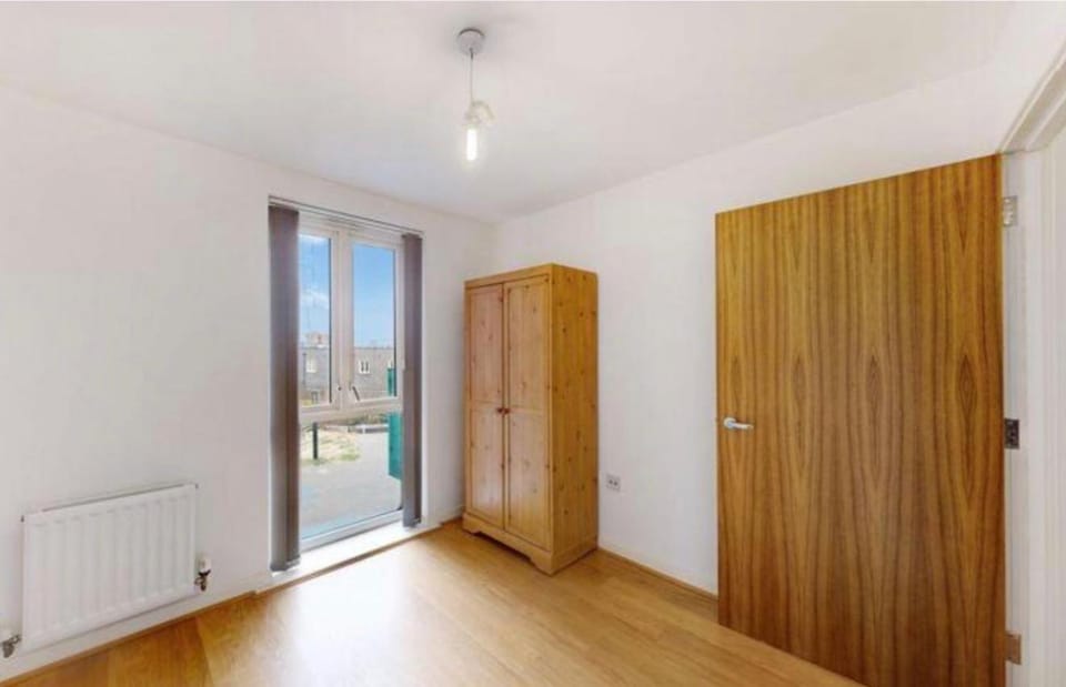 Stylish 2BR Flat with Balcony and Parking London Apartment in Barking