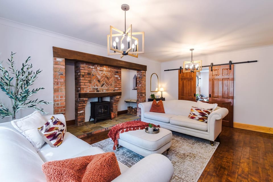 5 Double Bedrooms - Sleeps 10- Luxury Park Escape - 7 Seater Hot Tub W Park Views - Canal Access- Huge Driveway - 4 Vehicles or 2 LWBs - Minutes to JLR BHX Airport HS2 Mell Square - Regular Work Stays and Long Stays are welcome! By Samina Arz Stays House in Solihull