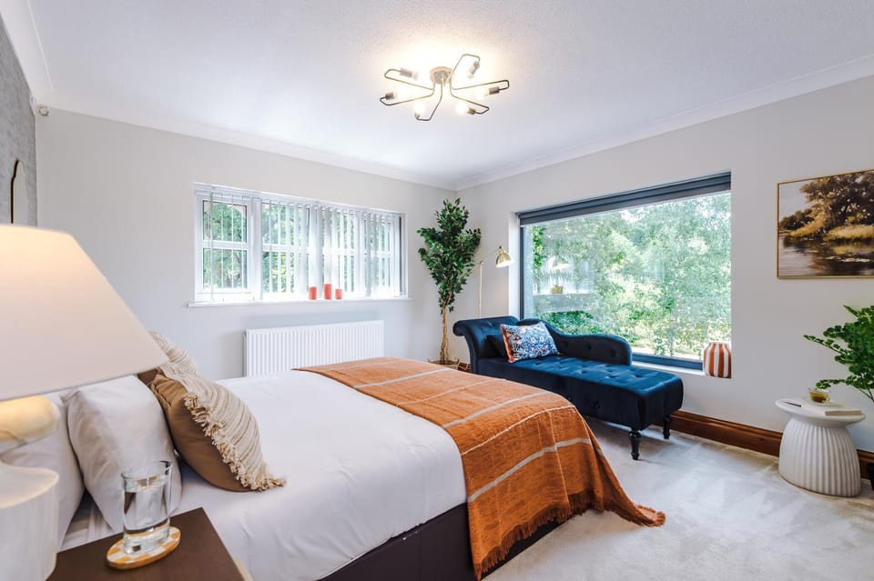 5 Double Bedrooms - Sleeps 10- Luxury Park Escape - 7 Seater Hot Tub W Park Views - Canal Access- Huge Driveway - 4 Vehicles or 2 LWBs - Minutes to JLR BHX Airport HS2 Mell Square - Regular Work Stays and Long Stays are welcome! By Samina Arz Stays House in Solihull
