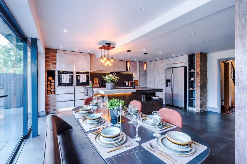 5 Double Bedrooms - Sleeps 10- Luxury Park Escape - 7 Seater Hot Tub W Park Views - Canal Access- Huge Driveway - 4 Vehicles or 2 LWBs - Minutes to JLR BHX Airport HS2 Mell Square - Regular Work Stays and Long Stays are welcome! By Samina Arz Stays House in Solihull