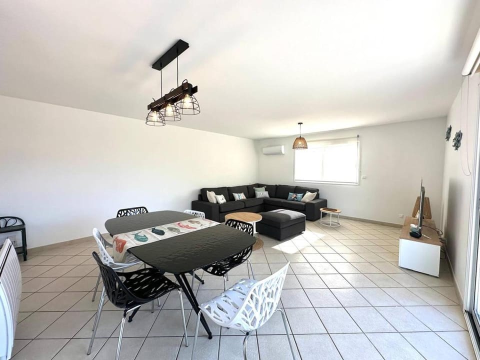 TV and multimedia, Living room, Dining area, air conditioner